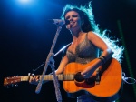 Paula Fernandes usa decotão em estreia de turnê em SP